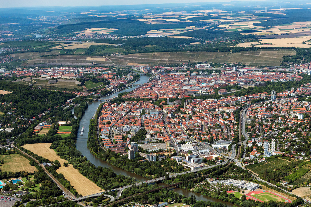 dr__0095976.jpg | WüRZBURG 06.07.2022 Stadtansicht am Ufer des Flußverlaufes des Main in Würzburg im Bundesland Bayern, Deutschland. Weiterführende Informationen bei: Stadt Würzburg. // City view on the river bank of the Main river in Wuerzburg in the state Bavaria, Germany. Further information at: Stadt Wuerzburg. Foto: Daniel Reiter