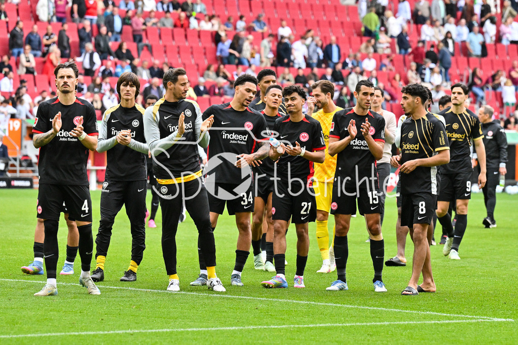 FC Augsburg - SG Eintracht Frankfurt | Die Spieler der Adler verabschieden sich bei den mitgereisten Fans nach dem 0-0 in Augsburg / Bundesliga: FC Augsburg - Eintracht Frankfurt, WWK Arena am 20.04.2025