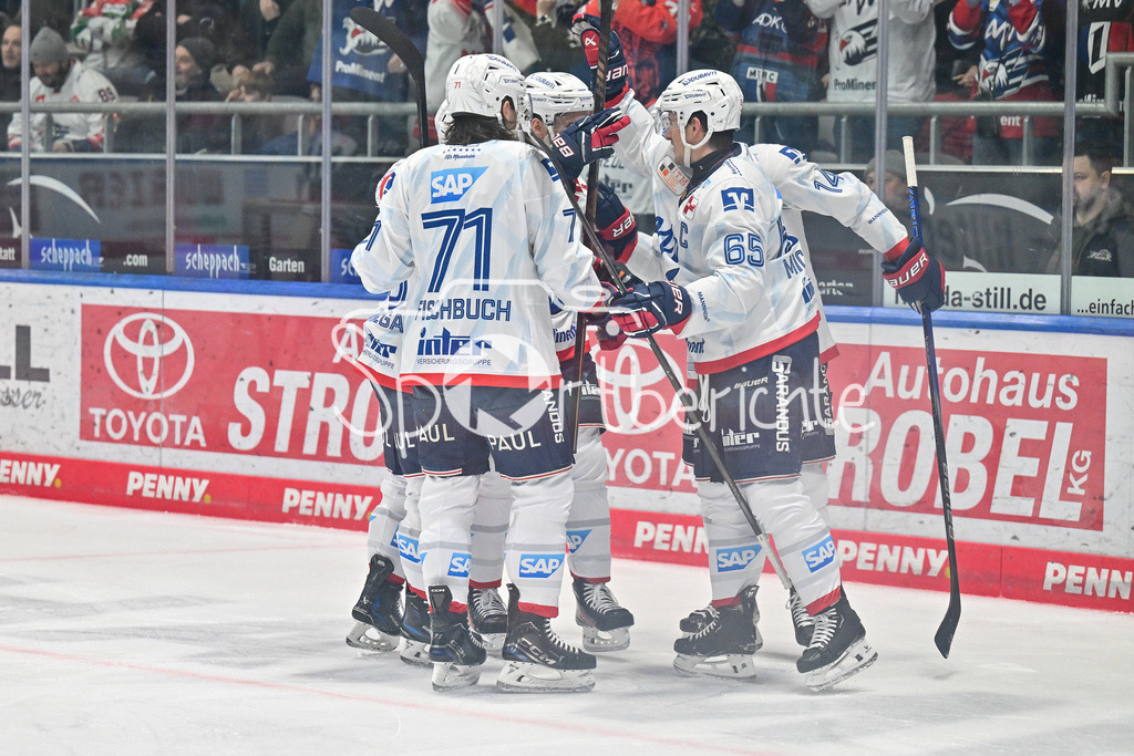 Augsburger Panther - Adler Mannheim | Jubel der Gaeste nach dem Treffer zum 0-1 durch Jordan SZWARZ (Adler Mannheim 14) / Freude / Happy / Tor / Torschuezte / DEL: Augsburger Panther - Adler Mannheim, Curt Frenzel Stadion am 16.02.2025