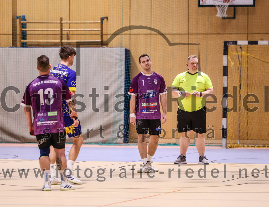 2024-12-14_107_SpVgg_Altenerding_gegen_MTV_Pfaffenhofen | Erding, Deutschland, 14.12.2024:Handball, Bezirksoberliga Männer 2024 / 2025, 10. Spieltag, SpVgg Altenerding gegen MTV Pfaffenhofen, Endergebnis: 32:30Sebastian Forster (SpVgg Altenerding, #13), Simon Rüdiger (SpVgg Altenerding, #7)Foto: Christian Riedel / fotografie-riedel.net