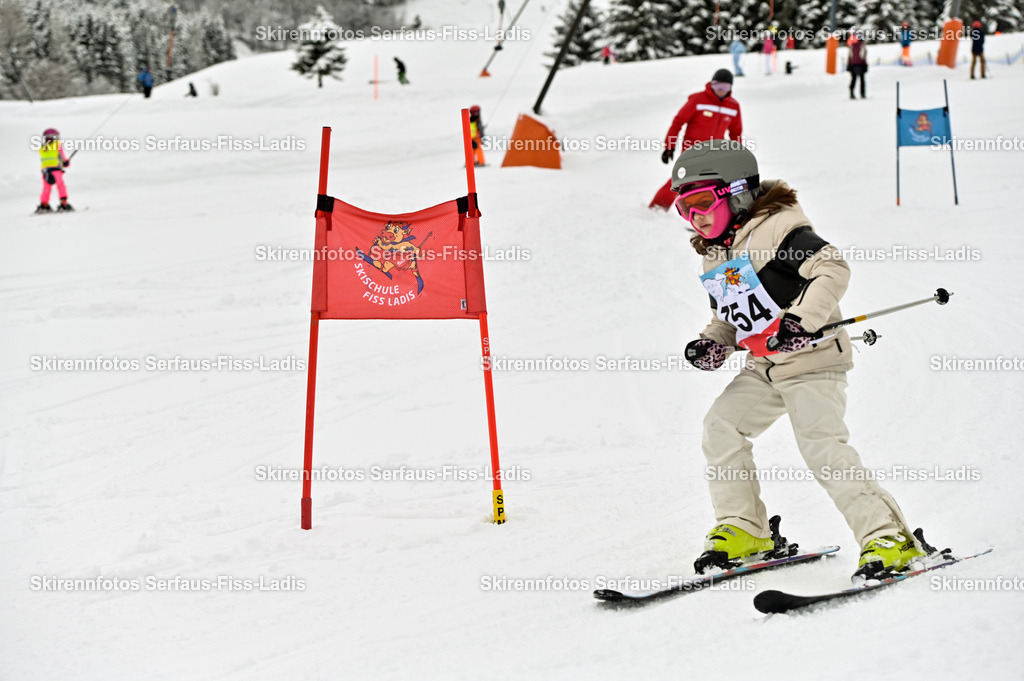 SRF_20.02.2026_0905 | Skirennfotos,Serfaus,Fiss,Ladis,Kinderskirennen,Winter,Tirol,Oberland,skirace,SFL,feelfree,weil wir's genießen,ski,Ski,skifahren,Sonnenplateau, - Realisiert mit Pictrs.com