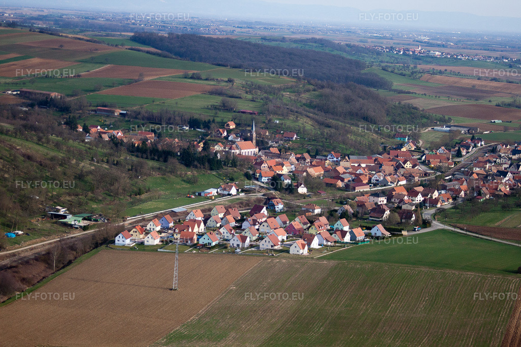 Vue aérienne: Vue de la ville à Buswiller dans le département Bas Rhin, France. Photo: IMG_38617.jpg prise le 20/03/2011 par Werner Riehm/FLY-FOTO.eu – Résolution de l'original: 4752 x 3168 px