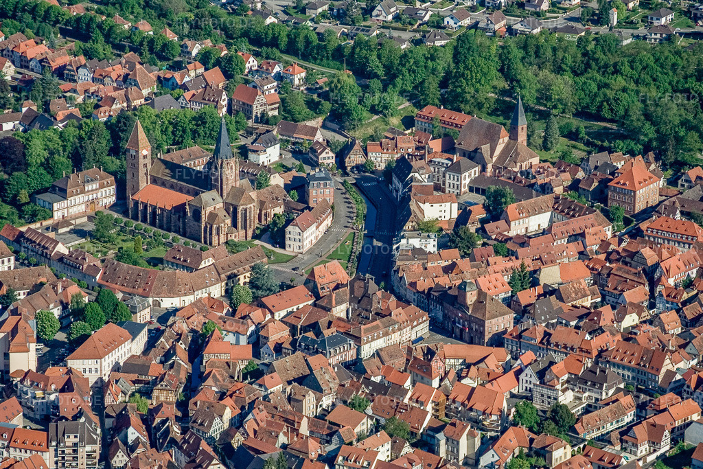 Luftbild: Altstadt mit Abbatiale Saint Pierre et Paul von Südosten in Wissembourg im Bundesland Bas-Rhin in Frankreich.Foto: IMG_10788.jpg vom 12.05.2008 durch Werner Riehm/FLY-FOTO.deAuflösung des Originals: 3371 x 2247 pxParoisse de Wissembourg