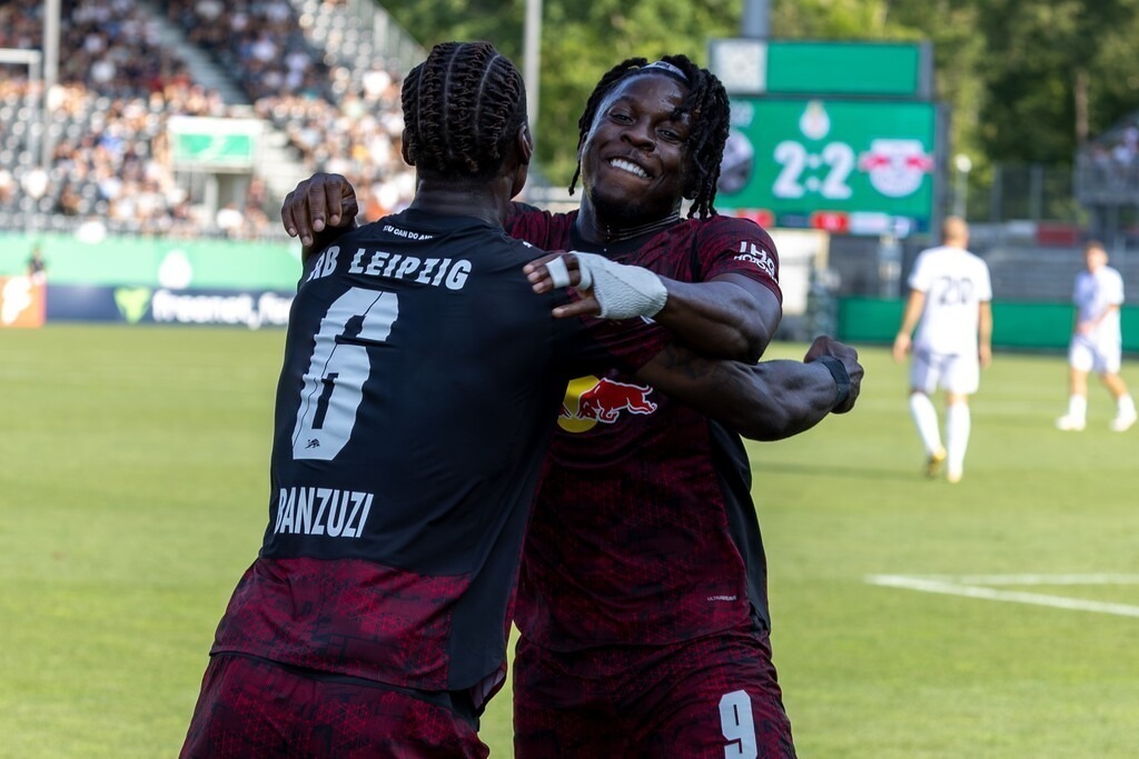 SV Sandhausen gegen RB Leipzig (DFB-Pokal, 1. Runde)***Jubel nach dem 3:2 durch Ezechiel Banzuzi (6, Leipzig) | SV Sandhausen gegen RB Leipzig (DFB-Pokal, 1. Runde)***Jubel nach dem 3:2 durch Ezechiel Banzuzi (6, Leipzig) - Realisiert mit Pictrs.com