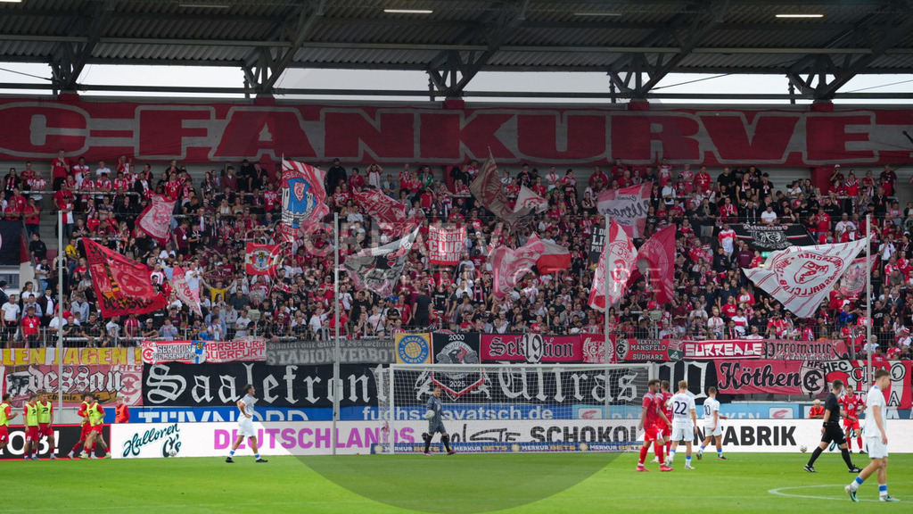 Fußball, Herren, Saison 2025/2026, Regionalliga Nordost, 5. Spieltag, Hallescher FC vs. FSV 63 Luckenwalde, Dienstag 26.08.2025, Leuna-Chemie-Stadion Halle, | Fußball, Herren, Saison 2025/2026, Regionalliga Nordost, 5. Spieltag, Hallescher FC vs. FSV 63 Luckenwalde, Dienstag 26.08.2025, Leuna-Chemie-Stadion Halle, Im Bild: Blick auf die Fankurve und Fanszene des Halleschen FC im Leuna-Chemie-Stadion. - Realisiert mit Pictrs.com