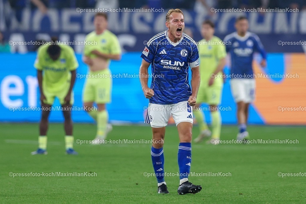 S0401082501139 | 01.08.2025, Fußball, FC Schalke 04 - Hertha BSC, 1.Spieltag, 2. Fußball Bundesliga, Veltins-Arena Gelsenkirchen, Saison 2025 2026: Abschlussjubel nach dem 2:1 Sieg für Schalke. Timo Becker (Schalke04 #05) steht jubelnd auf dem Spielfeld DFB regulations prohibit any use of photographs as image sequences and or quasi-video.