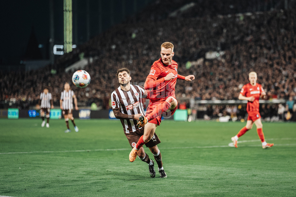 Fußball | Männer | Saison 2025/2026  | Fußball-Bundesliga | 27. Spieltag | FC St. Pauli vs. SC Freiburg | 22.04.2026 | Philipp Lienhart (#3, SC Freiburg) klärt den Ball vor Danel Sinani (#10, FC St. Pauli)