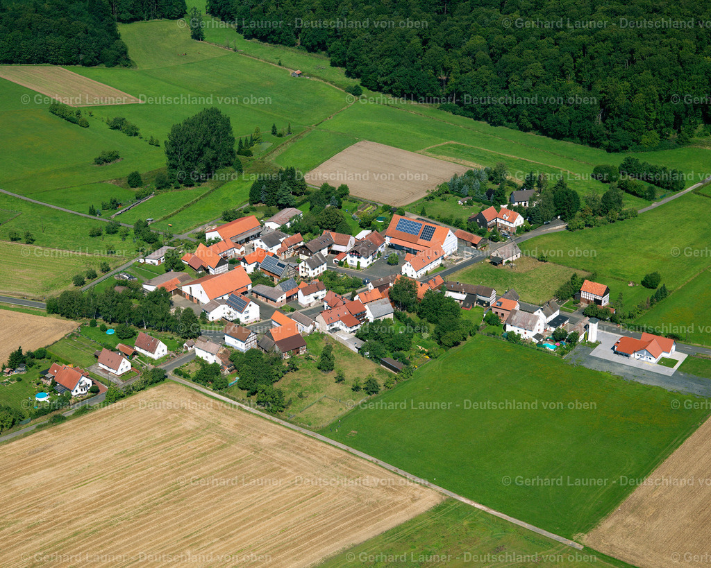 2614804 | HöINGEN 19.08.2006 Landwirtschaftliche Nutzflächen und Feldgrenzen  umsäumen das Siedlungsgebiet des Dorfes in Höingen im Bundesland Hessen, Deutschland // Agricultural land and field boundaries surround the settlement area of the village  in Höingen in the state Hesse, Germany Foto: Gerhard Launer