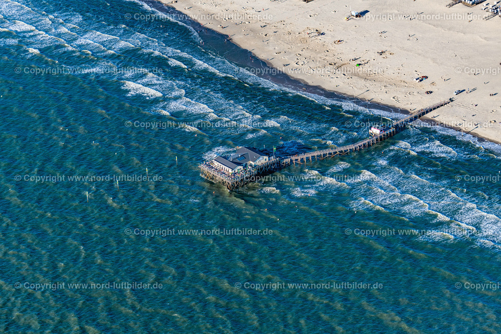 St.Peter-Ording_Strandbar_54__ELS_3720060822 | SANKT PETER-ORDING 06.08.2022 Sandstrand- Landschaft an der Nordseeküste mit der Gaststätte - Restaurant in Sankt Peter-Ording in im Bundesland Schleswig-Holstein. // Sandy beach landscape on the North Sea coast with restaurant in Sankt Peter-Ording in the state of Schleswig-Holstein. Foto: Martin Elsen