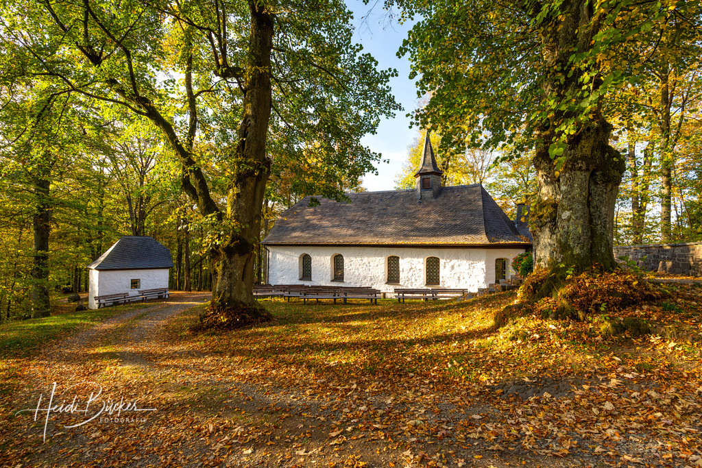 Wilzenberg Kapelle im Herbst | Wilzenberg Kapelle bei Grafschaft im Schmallenberger Sauerland - Realisiert mit Pictrs.com