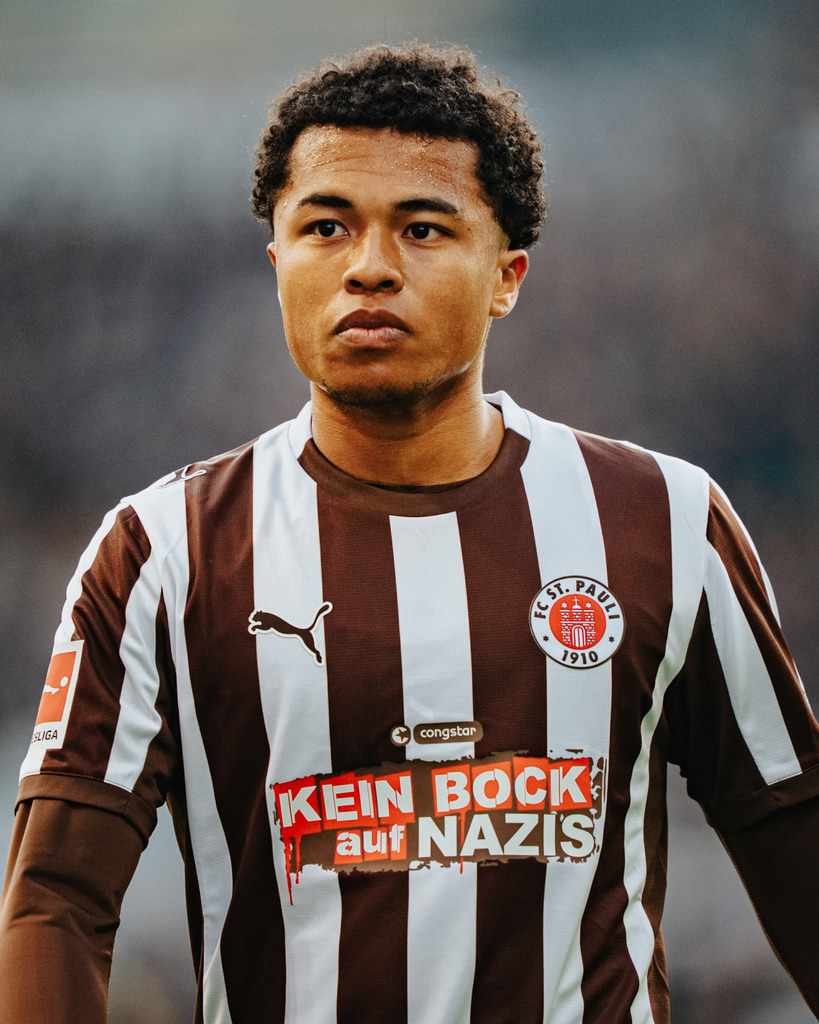_STP1734 | Der offizielle Shop für FC St. Pauli Fotos. Wähle aus Spielszenen & Fanmomenten dein FCSP Wunschformat. Wir liefern Millerntor-Atmosphäre.