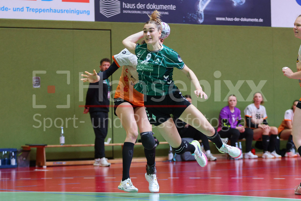 Handball, 2. Bundesliga Frauen, SV Werder Bremen - VfL Waiblingen | Luca Schumacher (SV Werder Bremen, 9) beim Wurf, am Ball, Spielszene, Aktion, Action