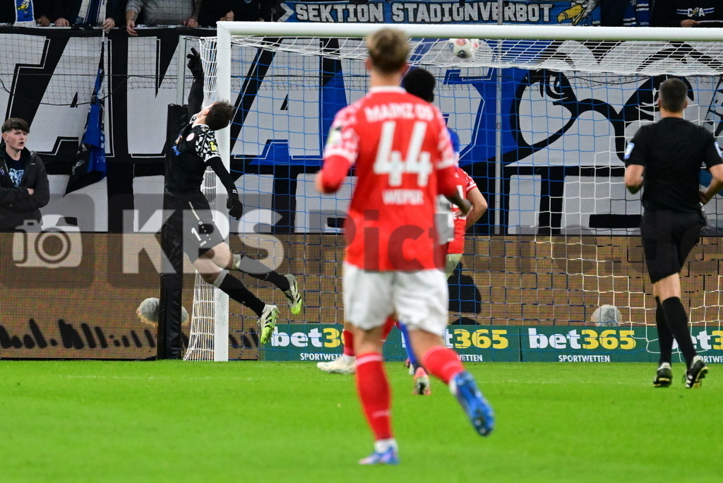 KBS Picture_HSV-Mainz05_016 | Dompe Jean-Luc (HSV) macht das 3:0 Riess Lasse (1.FSV Mainz05) ohne Chanse ,Sportplatz :  Volksparkstadion, - Realisiert mit Pictrs.com