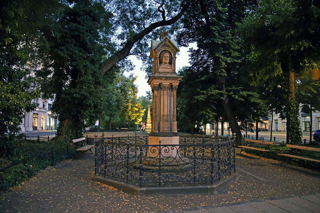 Foto: Leipzig - Altes Bach-Denkmal | Das Team hinter BILDLEXIKON LEIPZIG bündelt historische wie aktuelle Informationen über die Stadt Leipzig in Text und Bild auf einer Plattform und stellt diese der interessierten Öffentlichkeit zur Verfügung.