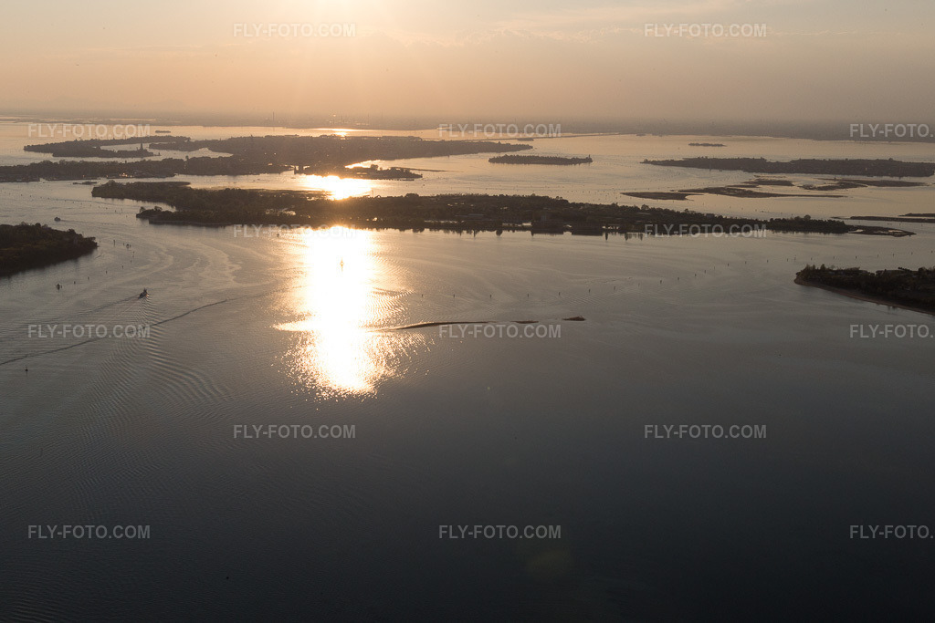 Aerial view: View of the town in Punta Sabbioni in the state Veneto, Italy. – Photo: IMG_098278.jpg taken on 04/03/2017 by Werner Riehm/FLY-FOTO.com – Resolution of the original: 5472 x 3648 px