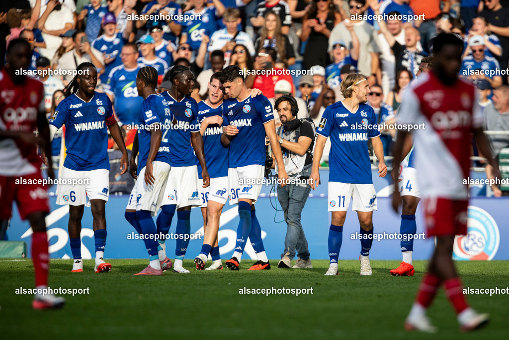 9L6A7988 | Joie des joueurs de l'equipe de Racing Strasbourg apres le but  (PP) de Sadibou Sane - Realisiert mit Pictrs.com