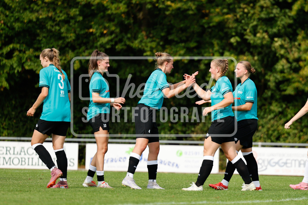 Fußball I Frauen I Westfalenpokal 26-27 I DJK GW Amelsbüren - SSV Rhade  I 18704 | SSV Rhade jubelt nach einem Tor. - Realisiert mit Pictrs.com