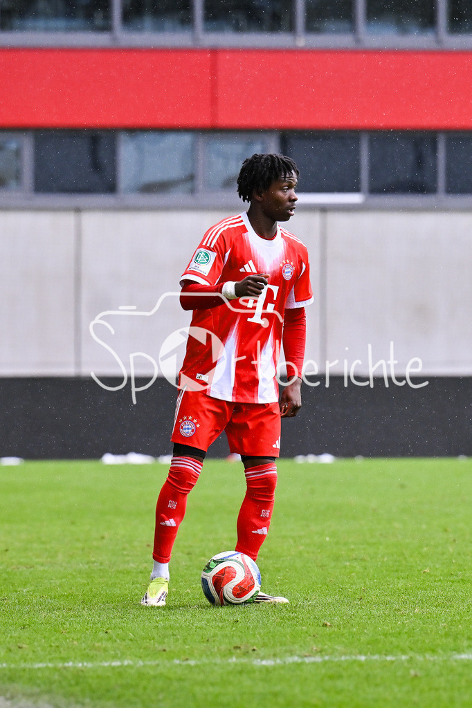 FC Bayern München - Berliner Athletik Klub | MUNICH, GERMANY - 21. FEBRUARY: am BAll Oluwaseyi WILSON (FC Bayern München U19 15) / Einzelfoto / Freisteller während dem Spiel zwischen der U19 des FC Bayern München und der U19 des Berliner Athletik Klubs am 3. Spieltag der DFB-U19 Nachwuchsliga am FC Bayern Campus