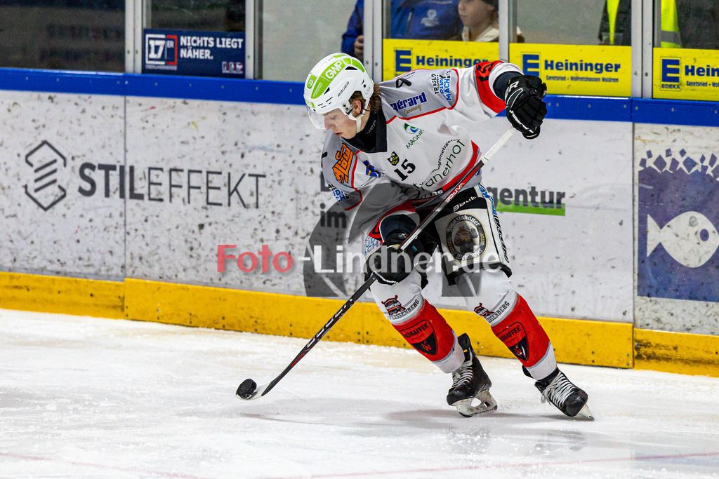 TSV Peißenberg Miners vs ESC River Rats Geretsried | Eishockey Bayernliga 2023/2024, TSV Peißenberg Miners vs ESC River Rats Geretsried,
Scheiben Heber von Ryan MURPHY (Miners 15),
2023-12-26 in Geretsried (Eisstadion)
15 Ryan MURPHY (Miners 15)
Copyright: WolfgangxLindner foto-lindner.de