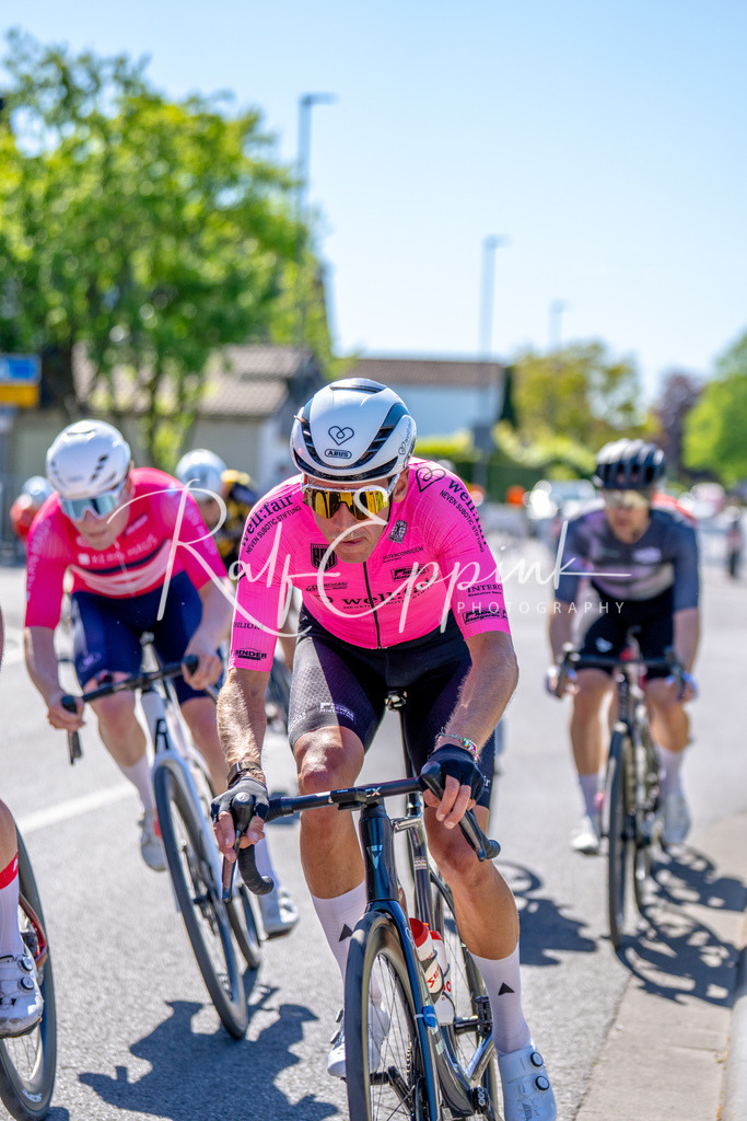 Spurt in den Mai 2026 - Großer Preis der Sparkasse Neuss | Annual one-day road cycling race "Großer Preis der Sparkasse Neuss" held in Büttgen, Germany, organized by VfR Büttgen 1912 e.V. The event features multiple races across all age categories from U11 youth to Elite men. - Realisiert mit Pictrs.com