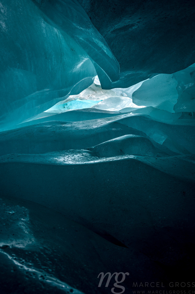structure of glacier ice in a glacier cave in Valais | Die ideale Geschenkidee für Naturliebhaber. Naturbilder von Marcel Gross Photography für ihr Zuhause in den verschiedensten Formaten und Materialien. - Realisiert mit Pictrs.com