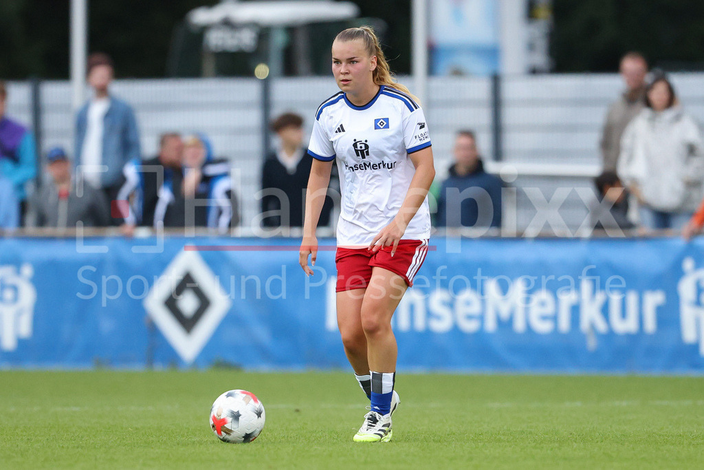 Fussball, Testspiel Frauen, Hamburger SV - Holstein Kiel | Svea Stoldt (Hamburger SV, HSV, 8) am Ball, Freisteller, Einzelbild, Ganzkörper, Aktion, Action, Spielszene