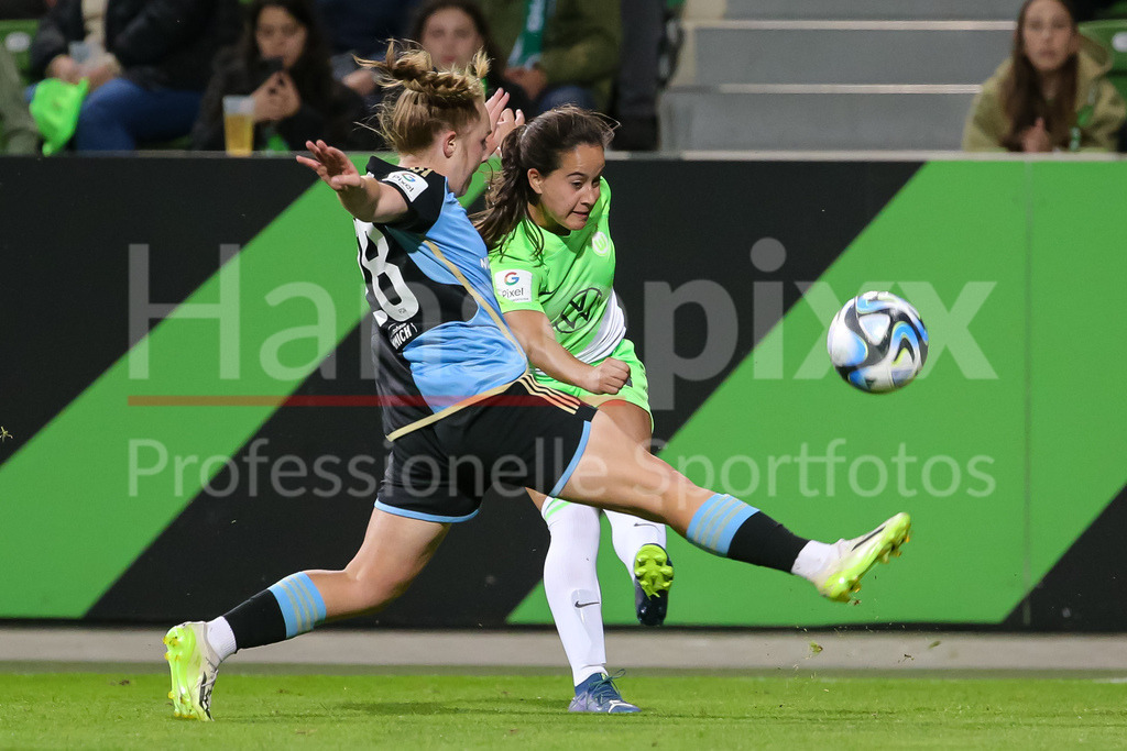 Fussball, Google Pixel Frauen-Bundesliga, VfL Wolfsburg - 1. FC Nürnberg | v.li.: Franziska Mai (1. FC Nürnberg, 18) und Nuria Rabano Blanco (VfL Wolfsburg, 14) im Zweikampf, Duell, Dynamik, Aktion, Action, Spielszene, DIE DFB-RICHTLINIEN UNTERSAGEN JEGLICHE NUTZUNG VON FOTOS ALS SEQUENZBILDER UND/ODER VIDEOÄHNLICHE FOTOSTRECKEN. DFB REGULATIONS PROHIBIT ANY USE OF PHOTOGRAPHS AS IMAGE SEQUENCES AND/OR QUASI-VIDEO.