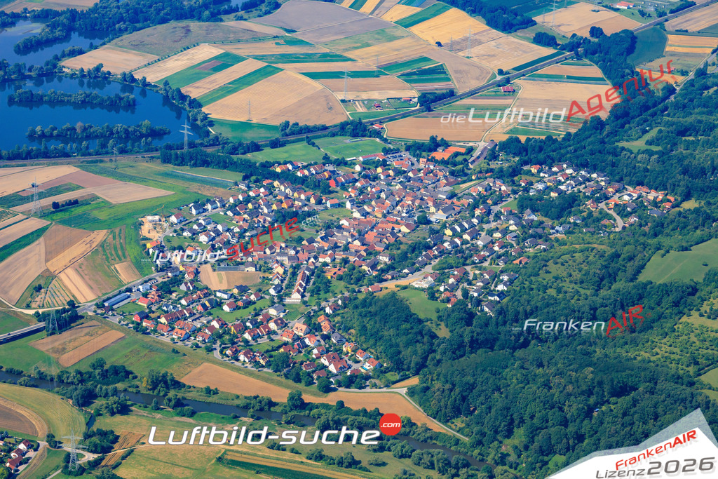 Die Luftaufnahme Doerfleins - Hallstadt wurde vom UL-Flugzeug (keine Drohne) aus fotografiert.Hohe Druck- Auflösung-die Geschenkidee!