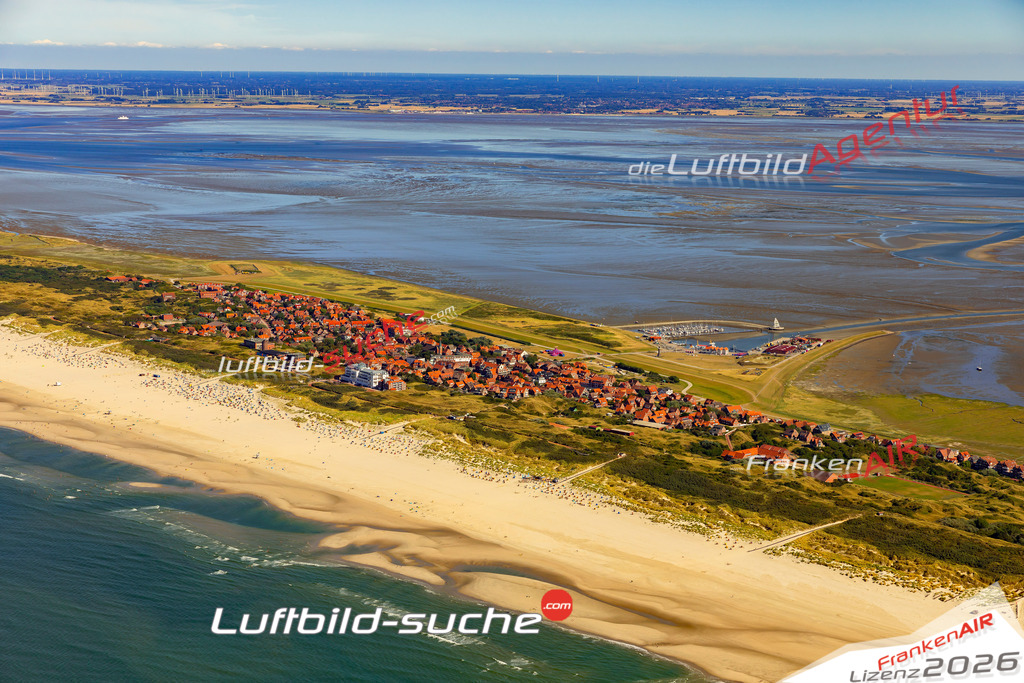 Aktuelles Luftbild von  Juist - Die Luftaufnahme wurde 2022 mittels UL-Flugzeug erstellt ( keine Drohne ) - hochauflösende Kamera-Systeme von  Canon -Beste Qualität - Für grossformatige Ausdrucke geeignet. Die Geschenkidee !
