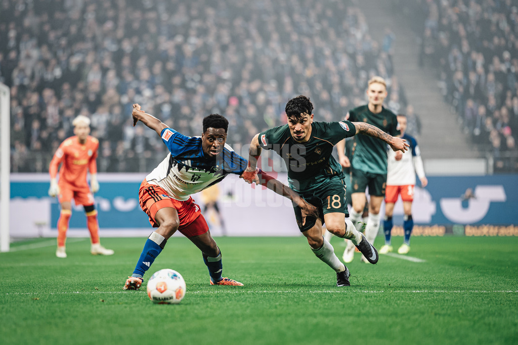 Fußball | Männer | Saison 2025/2026 | 1. Fußball-Bundesliga | 13. Spieltag | Hamburger SV vs. SV Werder Bremen | 07.12.2025 | v.l. Albert Sambi Sambi Lokonga (#6, HSV) gegen Cameron Puertas (#18, SV Werder Bremen)