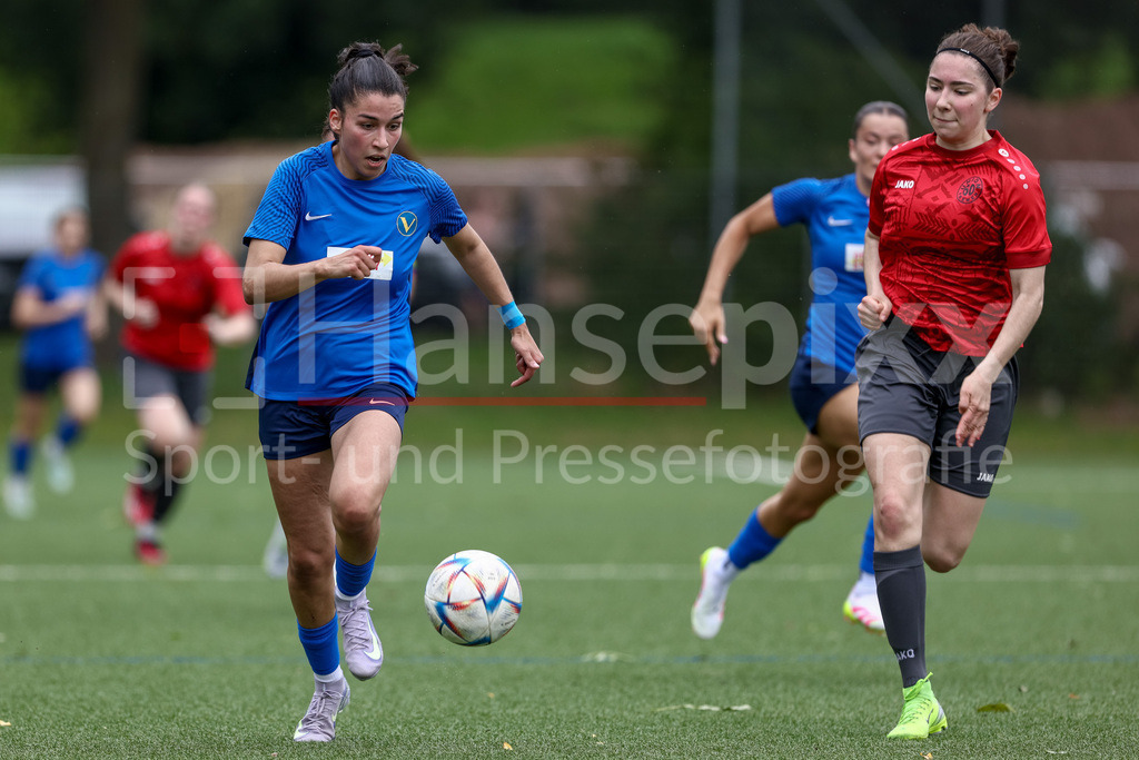 Fussball, Aufstiegsrunde Regionalliga Nord Frauen, FC Union 60 - SC Victoria Hamburg | v.li.: Irem Üstün (SC Victoria Hamburg, 32) und Jette Wille (FC Union 60 Bremen, 3) im Zweikampf, Duell, Dynamik, Aktion, Action, Spielszene