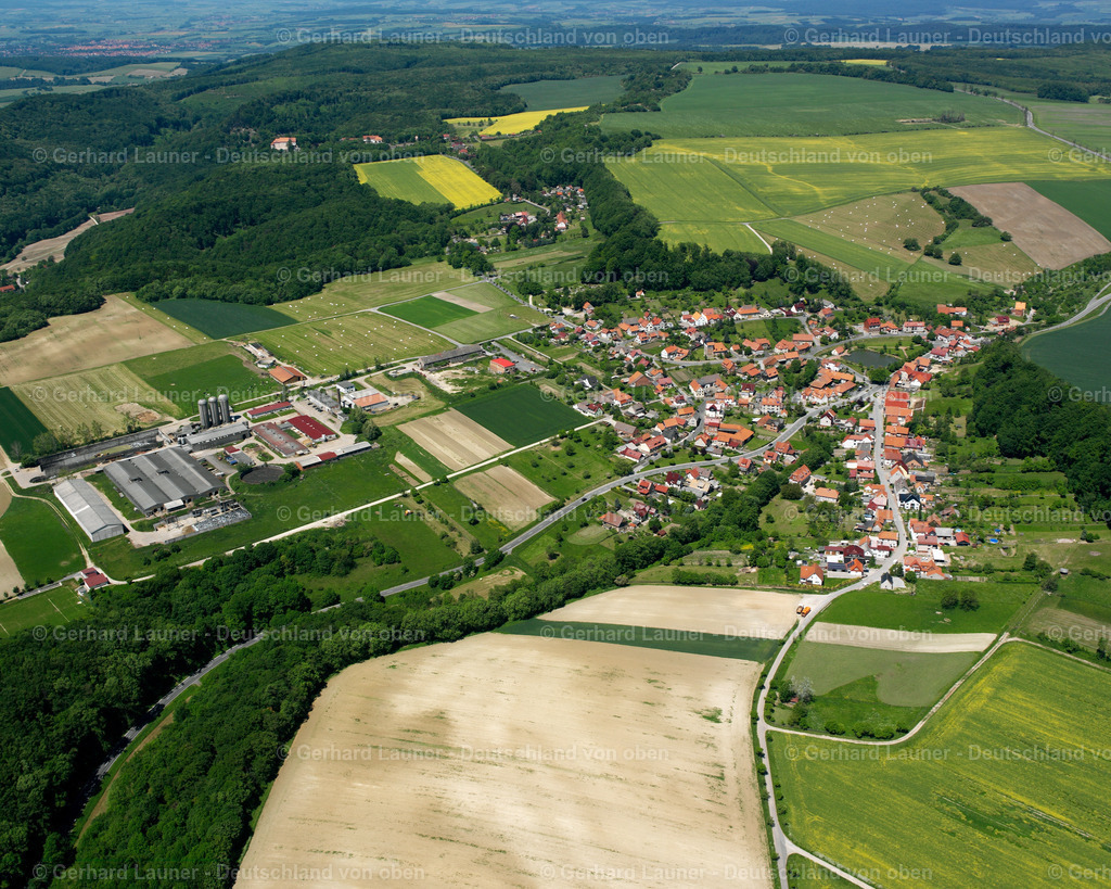 2634295 | KIRCHOHMFELD 09.06.2006 Landwirtschaftliche Nutzflächen und Feldgrenzen  umsäumen das Siedlungsgebiet des Dorfes in Kirchohmfeld im Bundesland Thüringen, Deutschland // Agricultural land and field boundaries surround the settlement area of the village  in Kirchohmfeld in the state Thuringia, Germany Foto: Gerhard Launer