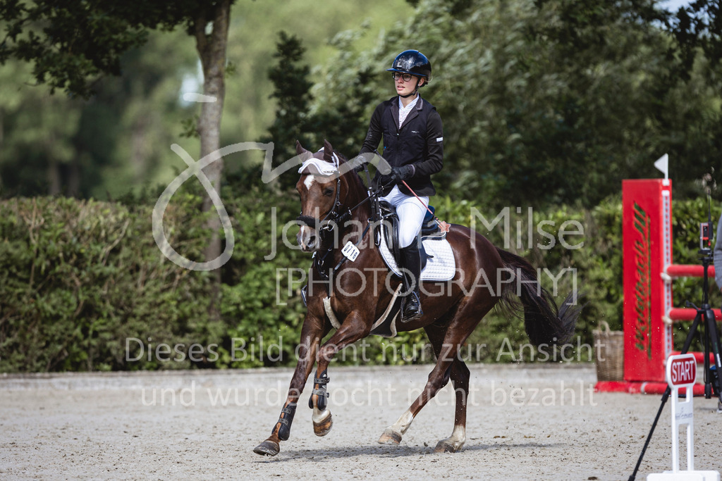 240616_Lemwerder_Springpony-L-315 | Deine schönsten Turniermomente als professionelle Fotos! Entdecke hochwertige Pferdesport-Fotografie im Online-Shop. Jetzt Fotos finden & bestellen!