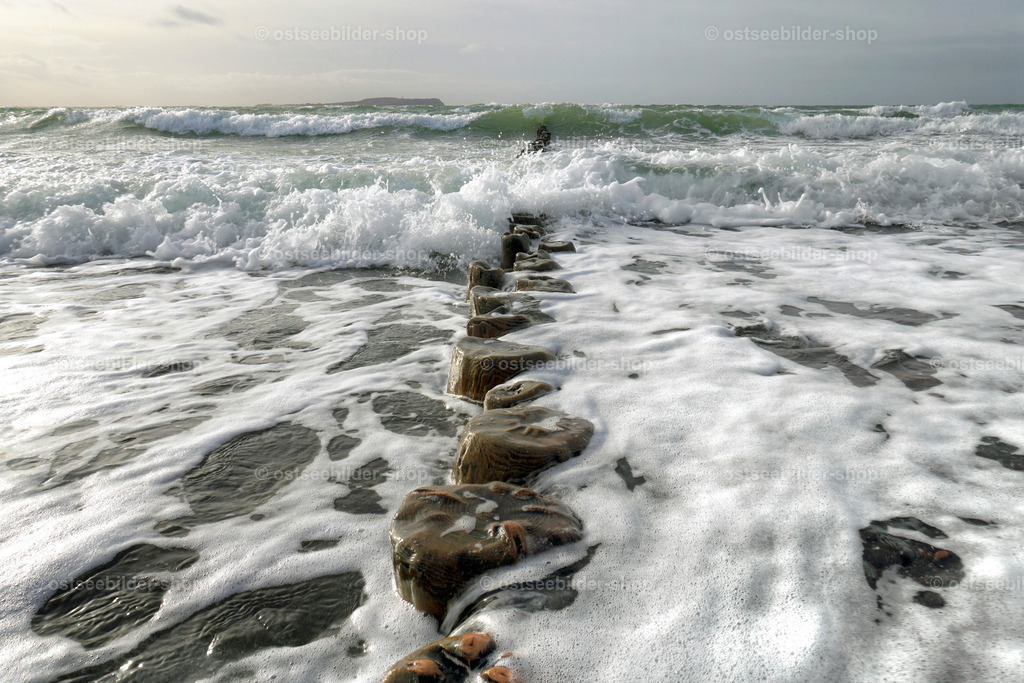 Stürmischer Westwind am Ostseestrand | Frontal rollen die Wogen bei stürmischer See dem Nordweststrand von Dranske entgegen. Die hölzernen Wellenbrecher ragen nur knapp aus den Wellentälern heraus.