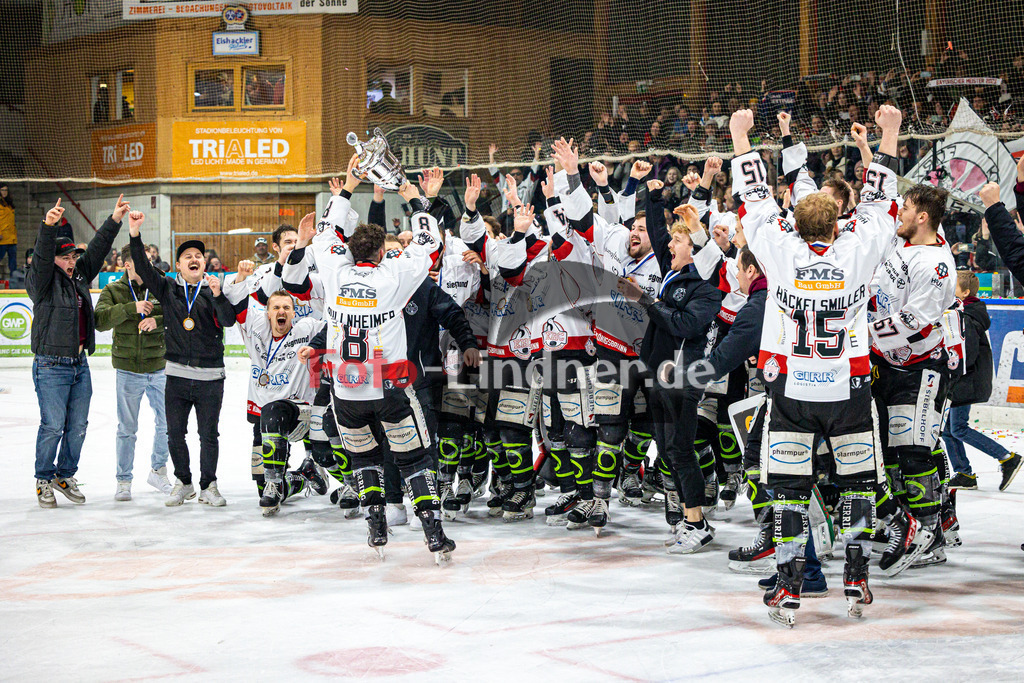 Spiel 3 Finale TSV Peißenberg Miners vs EHC Königsbrunn | Eishockey Bayernliga Playoffs 2023/2024, Spiel 3 Finale TSV Peißenberg Miners vs EHC Königsbrunn, 20240328,
Bayerischer Meister 2024 Bayernliga EHC Königsbrunn, Jubel, Zuschauer,
2024-03-28 in Peißenberg (Eisstadion)
67 David FRANY (EHC 67), 31 David BLASCHTA (EHC Goalie 31), 32 Stefan VAJS (EHC Goalie 32), 3 Simon BESLIC (EHC 3), 13 Luca SZEGEDIN (EHC 13), 15 Lukas HÄCKELSMILLER (EHC 15), 19 Max PETZOLD (EHC 19), 20 Philipp SANDER (EHC 20), 29 Dominic ERDT (EHC 29), 43 Hayden TRUPP (EHC 43), 6 Marco STERNHEIMER (EHC 6), 8 Tim BULLNHEIMER (EHC 8), 21 Florian DÖRING (EHC 21), 24 Dennis TAUSEND (EHC 24), 27 Toms PROKOPOVICS (EHC 27), 28 Mika REUTER (EHC 28), 55 Nicolas BAUR (EHC 55), 69 Leon STEINBERGER (EHC 69), 96 Lukas FETTINGER (EHC 96), 97 Leon HARTL (EHC 97), 98 Julian BECHER (EHC 98)
Copyright: WolfgangxLindner foto-lindner.de