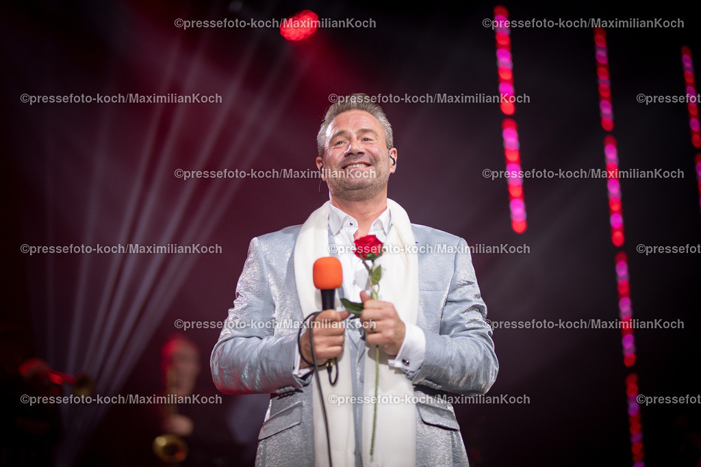 Due24052401063 | 24.05.2024, Düsseldorf, Mitsubishi Electric HALLE, Sänger Sasha (Sascha Röntgen-Schmitz) performt bei seinem Konzert - This Is My Time, Die Show - 