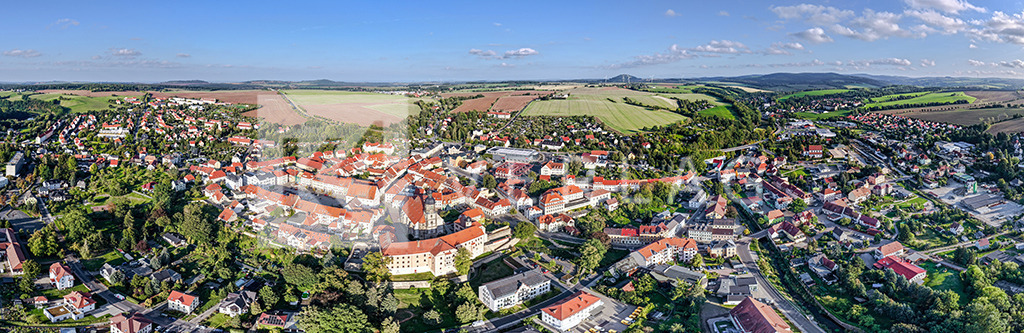 Dippoldiswalde-mit-historischem-Stadtkern-Luftbild-DJI_0350_D | Luftbildaufnahme von Dippoldiswalde im Erzgebirge - Realisiert mit Pictrs.com