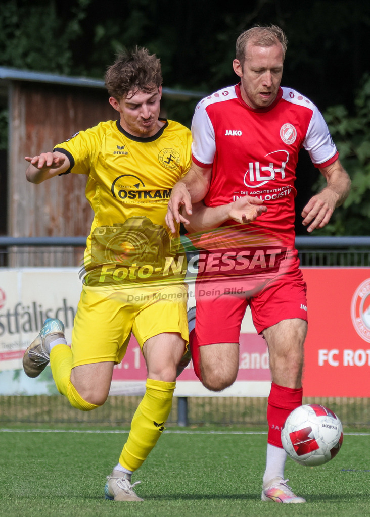 FC RW Kirchlengern - SuS Bad Westernkotten | Auf dem Bild zu sehen: Rot FC RW Kirchlengern: Niklas Wüllner ; gelb SuS Bad Westernkotten: Leandro Elias Brandenburg FC RW Kirchlengern, SuS Bad Westernkotten, Saison 26/27, Westfalenliga, Kirchlengern, Deutschland - Realisiert mit Pictrs.com