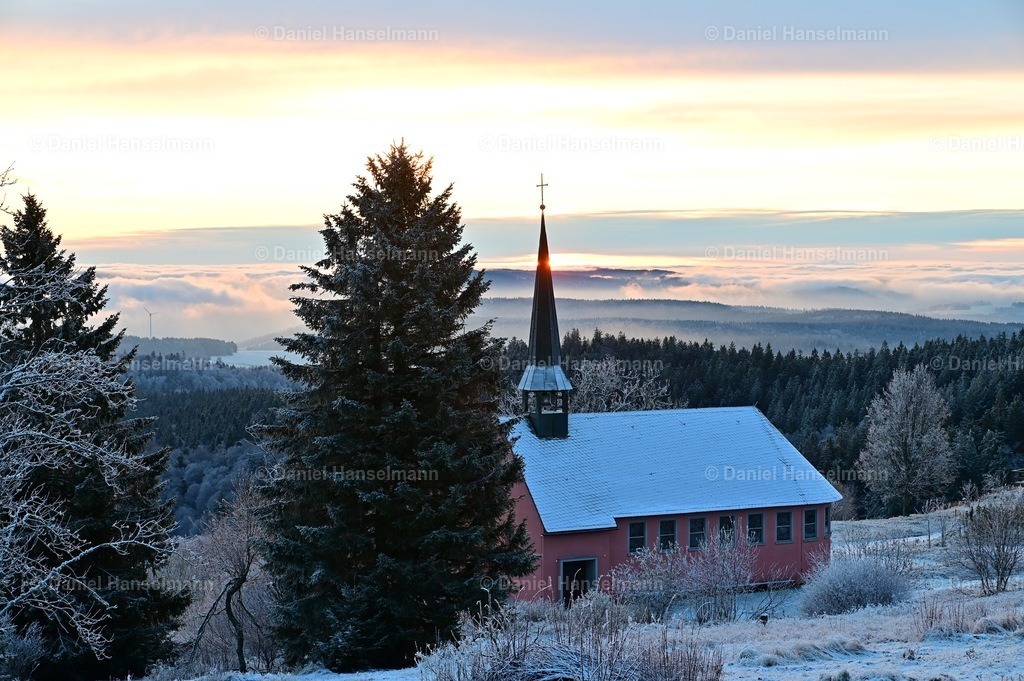 Kapelle auf dem Kandel | Hier finden Sie Poster, Leinwandfotos sowie viele weitere Fotoprodukte mit Motiven aus dem Schwarzwald, aus Freiburg und dem Kaiserstuhl zum Download und zum Bestellen.  - Realisiert mit Pictrs.com