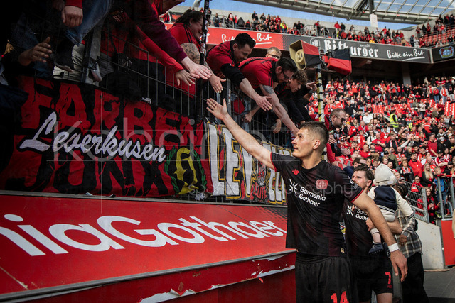 German Bundesliga, Bayer 04 Leverkusen vs. Hamburger SV, 16.05.2026 | LEVERKUSEN, GERMANY - MAY 16, 2026 :  Patrik Schick (Bayer 04 Leverkusen, 14) says goodbye to the fans after the German Bundesliga match on gameday 34 between Bayer 04 Leverkusen vs. Hamburger SV at BayArena on May 16, 2026 in Leverkusen, Germany. DFL REGULATIONS PROHIBIT ANY USE OF PHOTOGRAPHS AS IMAGE SEQUENCES AND/OR QUASI-VIDEO.