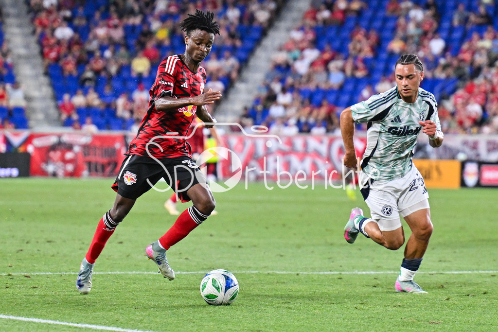 New York Red Bulls - New England Revolution | im Duell Mohammed SOFO (New York 37) und Peyton MILLER (New England 25) / Zweikampf / Major League Soccer: New York Red Bulls - New England Revolution, Red Bull Arena am 16.07.2025