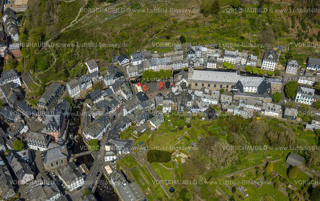 Monschau240502258 | Luftbild, historische Altstadt mit mittelalterlichen Gebäuden und der evangelischen Stadtkirche, Rotes Haus, Marktplatz und Außengastronomie mit Sonnenschirmen mit Aukirche, Fluss Rur und Brücke Rurstraße Fußgängerbereich, kleine Brücke zur Kirche Auf den Planken, Monschau, Nordrhein-Westfalen, Deutschland