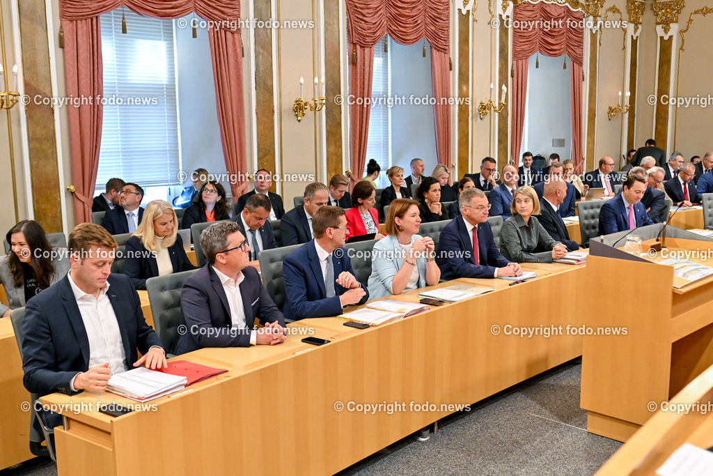 Landhaus Linz_ Promenade_ Landtagssitzung_ 24.10.2024-88 | 24.10.2024, Landhaus Linz AUT, Promenade, Landtagssitzung, im Bild Mitglieder der Ooe Landesregierung - LR Stefan Kaineder (Die Gruenen), LR Michael Lindner (SP), LR Markus Achleitner (VP), LRin Michaela Langer Weninger (VP), LH Thomas Stelzer (VP, Landeshauptmann Ooe), LH-StvIn Christine Haberlander (VP), LR Christian Doerfel (VP), LH-Stv. Manfred Haimbuchner (FP), LR Guenther Steinkellner (FP)