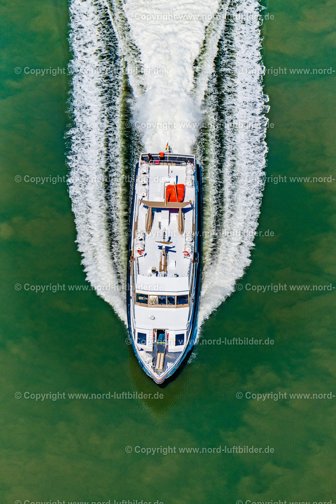 Adler_Express_Adler_Schiffe_ELS_8240130822 | NORDSTRAND 13.08.2022 Passagier- und Fahrgastschiff " Adler Express " in voller Fahrt nähe der Halbinsel Nordstrand im Wattenmeer im Bundesland Schleswig-Holstein, Deutschland. Weiterführende Informationen bei: Adler-Schiffe GmbH &amp; Co. KG. // Passenger ship "Adler Express" at full speed near the peninsula Nordstrand in the Wadden Sea in the state Schleswig-Holstein, Germany. Further information at: Adler-Schiffe GmbH &amp; Co. KG. Foto: Martin Elsen