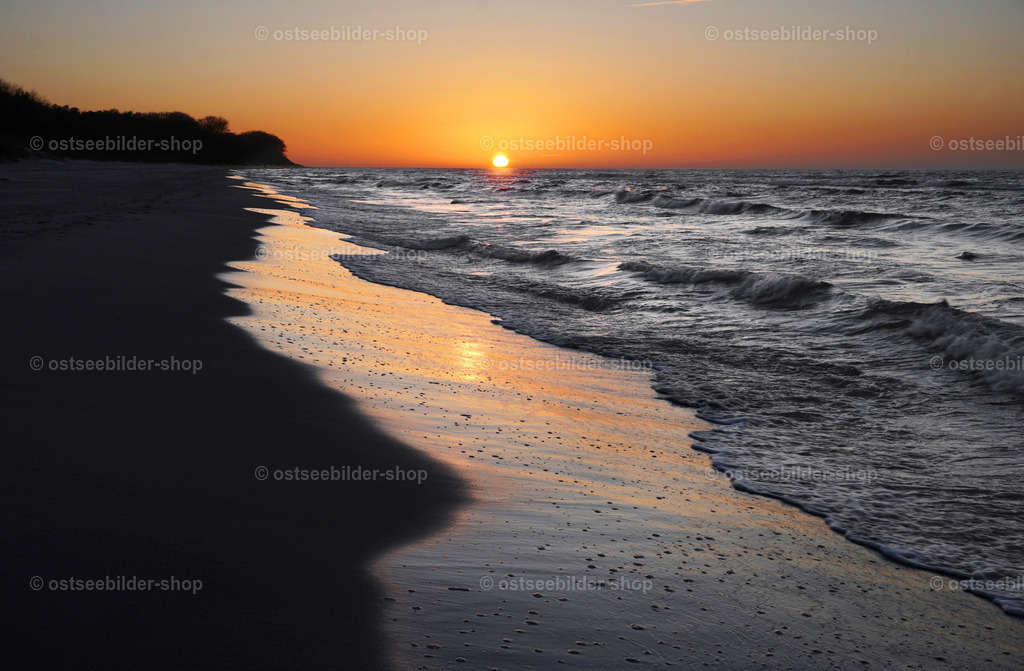 Perfekter Tagesausklang | Ein Strandsaum reflektiert das glutrote Licht des Sonnenuntergangs über der Ostsee