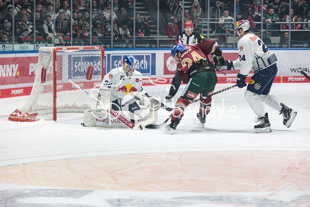 Augsburger Panther - EHC Red Bull München | v. l. Mathias NIEDERBERGER (RBM #35), Thomas Jordan TREVELYAN (AEV #24) und Jonathon BLUM (RBM #24)