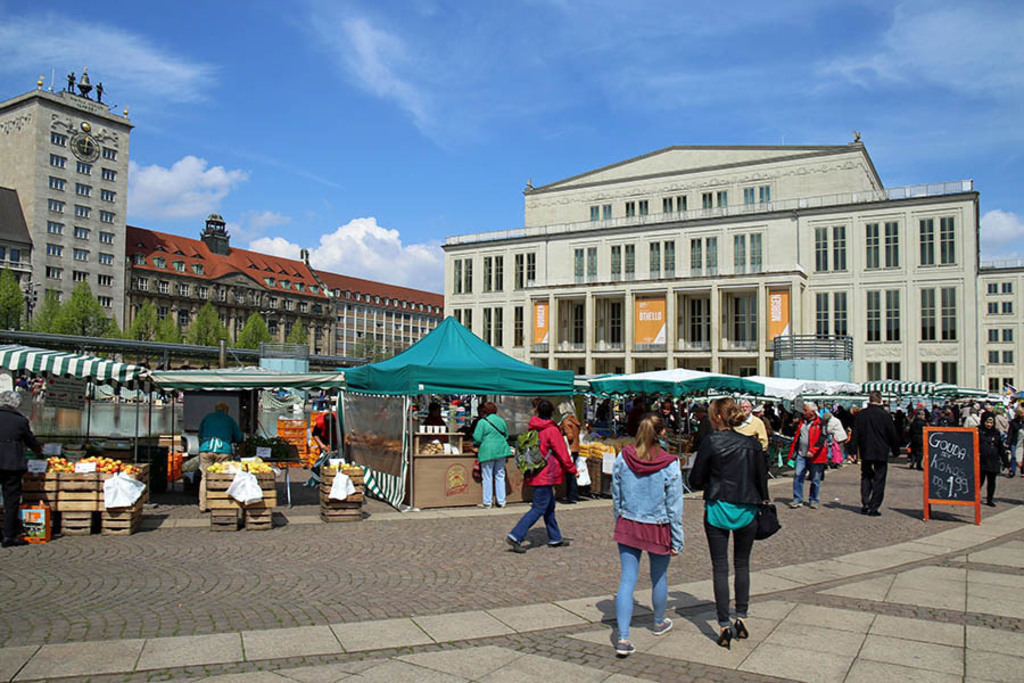 Foto: Leipzig - Wochenmarkt in der Innenstadt | Das Team hinter BILDLEXIKON LEIPZIG bündelt historische wie aktuelle Informationen über die Stadt Leipzig in Text und Bild auf einer Plattform und stellt diese der interessierten Öffentlichkeit zur Verfügung.