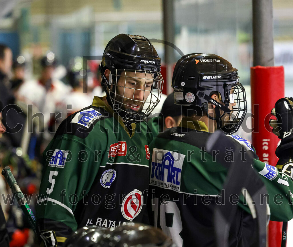 2023-01-13_025_TSV_Erding_gegen_VfE_Ulm-Neu-Ulm | Erding, Deutschland, 13.01.2023:
Eishockey, Bayernliga 2022 / 2023, 27. Spieltag, TSV Erding gegen VfE Ulm/Neu-Ulm, Endergebnis: 6:1

Florian Zimmermann (Erding Gladiators, #5)

Foto: Christian Riedel / fotografie-riedel.net