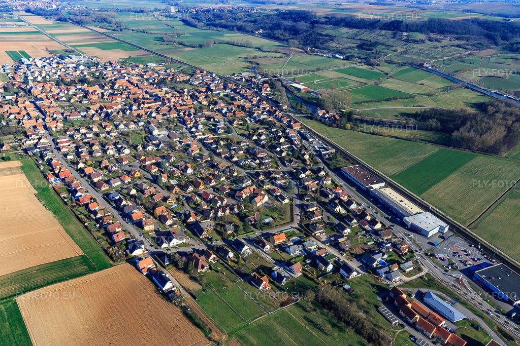 Vue aérienne: Vue de la ville depuis l'ouest à Schwindratzheim dans le département Bas Rhin, France – .Photo: IMG_097588.jpg prise le 16/03/2017 par Werner Riehm/FLY-FOTO.eu – Résolution de l'original: 5119 x 3412 px