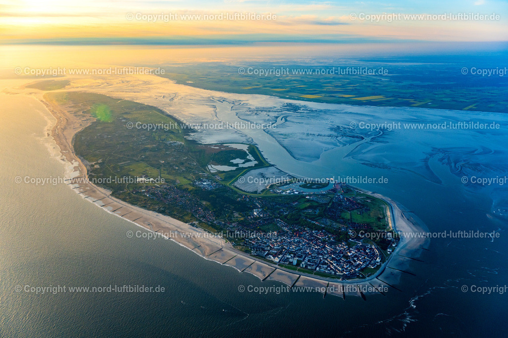 Norderney_Sonnenaufgang_ELS_5927190523 | NORDERNEY 19.05.2023 Sonnenaufgang über dem Küstenbereich der der Nordsee - Insel in Norderney im Bundesland Niedersachsen, Deutschland. Weiterführende Informationen bei: Staatsbad Norderney GmbH. // Coastal area of North Sea - Island in Norderney in the state Lower Saxony, Germany. Further information at: Staatsbad Norderney GmbH. Foto: Martin Elsen